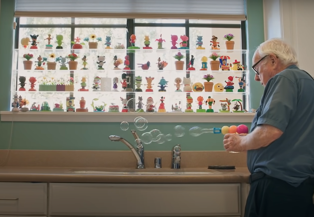 Eddt Goldfarb z wynalazkiem - pistoletem na bańki mydlane